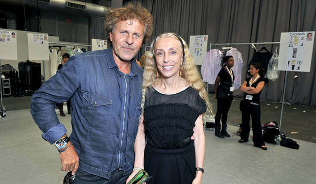 <strong>DIESEL BLACK GOLD｜ディーゼル ブラック ゴールド</strong>　「DIESEL BLACK GOLD」SPRING SUMMER 2012　バックステージ　左／DIESEL創始者兼社長 Renzo Rosso、右／『Italian Vogue』編集長 Franca Sozzani