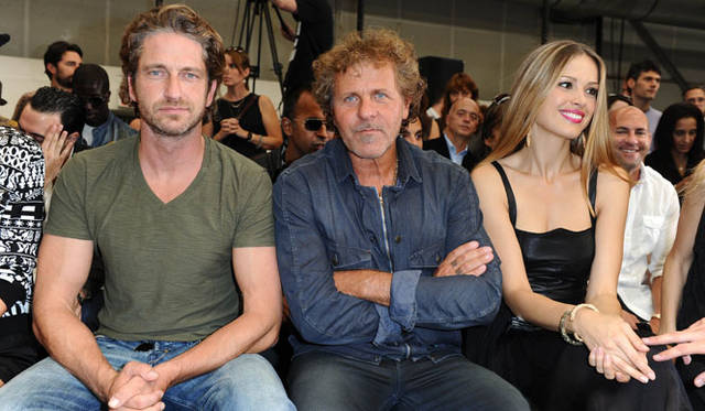 <strong>DIESEL</strong>　「DIESEL BLACK GOLD」SPRING SUMMER 2012　来場したセレブリティ　左／Gerard Butler（俳優）、中／DIESEL創始者兼社長 Renzo Rosso、右／Petra Nemcova（ソーシャライト・モデル）