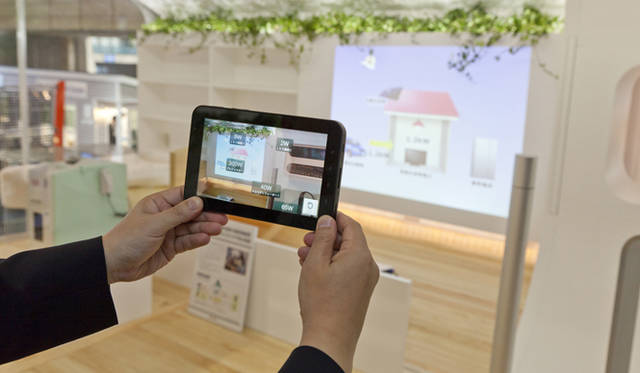 <strong>CEATEC JAPAN 2011</strong>　家庭内での瞬間的な電力消費量を表示するタブレットPC。電気を使いすぎている箇所がどこにあるのかなど、ひと目でわかるようになっている。