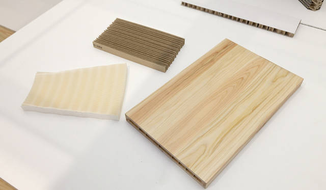 <strong>CEATEC JAPAN 2011</strong>　室内には檜の間伐材や剛性を持たせながら軽いハニカム構造の紙などを使用。