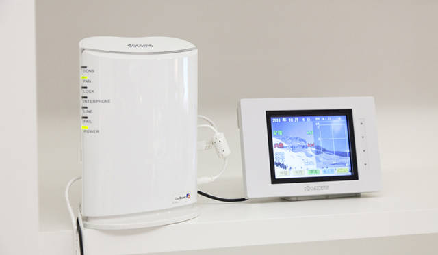 <strong>CEATEC JAPAN 2011</strong>　家庭の電源をコントロールするHEMSは、ドコモの技術。もちろん、スマートフォンなどを使った遠隔操作も可能だ。