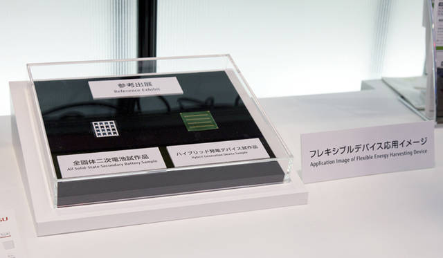 <strong>CEATEC JAPAN 2011</strong>　写真のようなチップを体に貼り付けるなどして、温度差をもちい電力を生む。