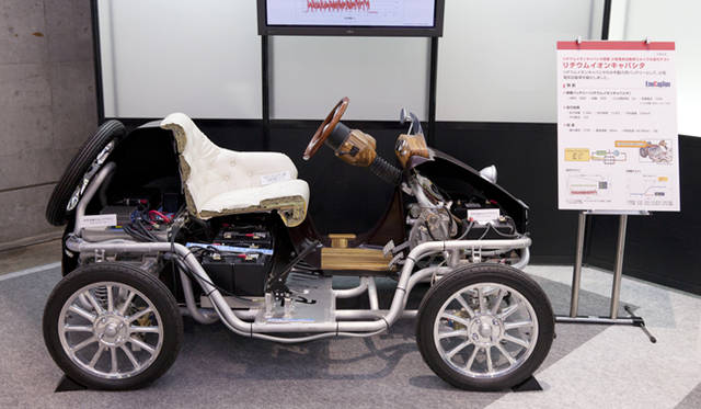 <strong>CEATEC JAPAN 2011</strong>　おなじく富士通のブースには、高出力なリチウムイオンキャパシタも展示。キャパシタだけに、充電スピードも放電スピードもはやいため、電気自動車のバッテリーに代わるものとはならないが、興味深い技術だ。展示していた車両は充電時間1分で35kmの走行が可能という。