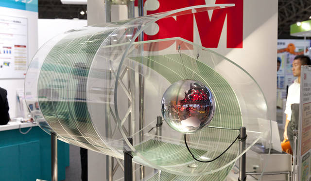 <strong>CEATEC JAPAN 2011</strong>　自由自在に形を変えることのできる住友3Mのシースルー太陽光発電フィルム。発電フィルムが有機物であるため、室内での使用が前提。これまでの太陽光パネルのように、太陽光が直角に当たる必要はないため、設置環境の自由度が高い。