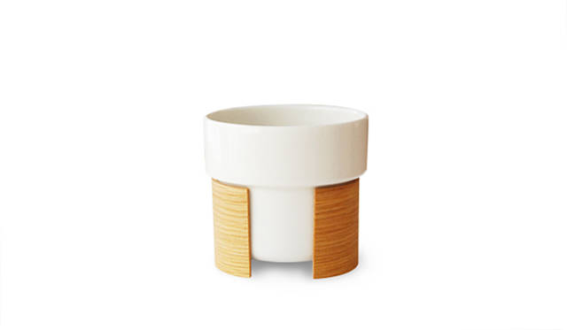 <strong>Tonfisk Design｜トンフィスクデザイン</strong>　「WARM Latte Cup」容量｜400ml、高さ9.7×直径10.3cm、色｜white、素材｜oak wood, porcelain、価格｜4500円