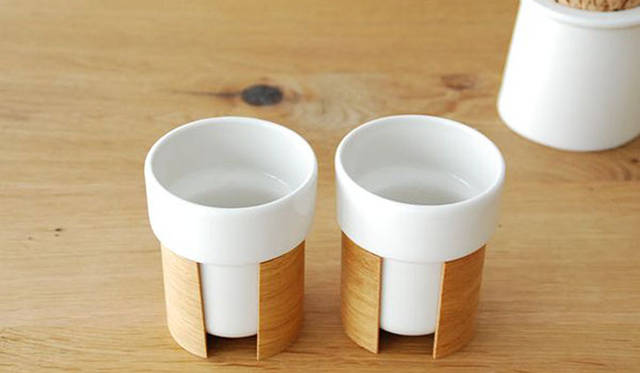 <strong>Tonfisk Design｜トンフィスクデザイン</strong>　「WARM Stackable Cup」容量｜240ml、高さ9.2×直径8cm、色｜white、素材｜oak wood, porcelain、価格｜各7000円