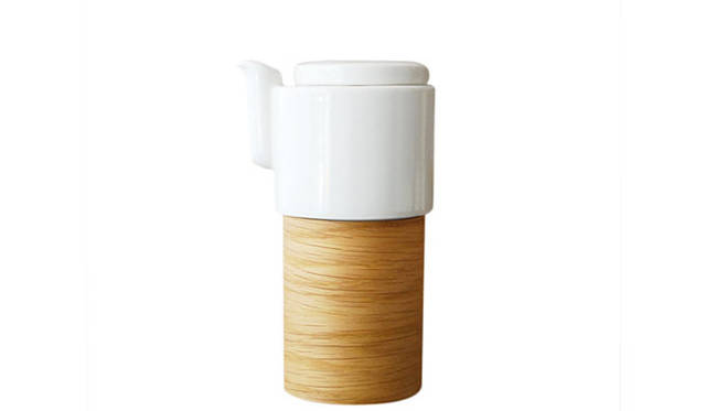 <strong>Tonfisk Design｜トンフィスクデザイン</strong>　「WARM Small Tea & Coffee Pot」容量｜600ml、高さ｜20cm、色｜white、素材｜porcelain, cork lid or ceramic lid、価格｜1万4000円