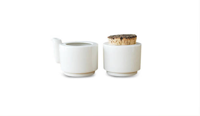<strong>Tonfisk Design｜トンフィスクデザイン</strong>　「WARM Milk Jug & Sugar Bowl」容量｜300ml、高さ｜9.×直径9cm、色｜white、素材｜porcelain,cork lid、価格｜1万2000円