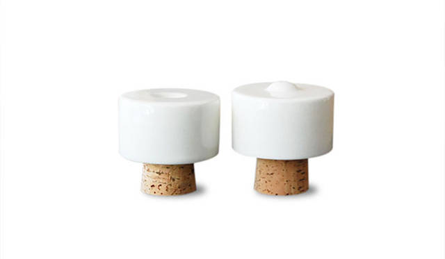 <strong>Tonfisk Design｜トンフィスクデザイン</strong>　「SHAKE Salt & pepper shakers」容量｜180ml、直径｜7.5cm、色｜white、素材｜porcelain, corks stoppers、価格｜6000円 