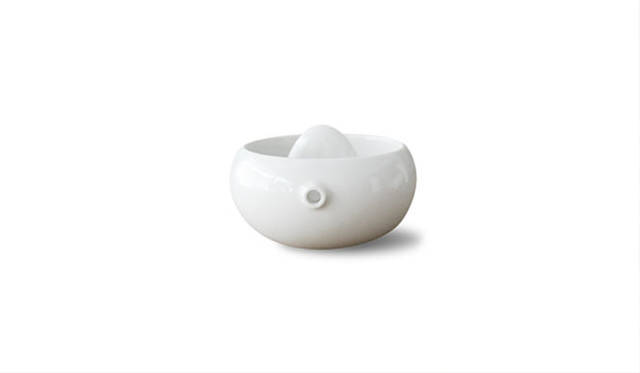 <strong>Tonfisk Design｜トンフィスクデザイン</strong>　「OMA Lemon Squeezer」直径｜10cm、色｜white、素材｜porcelain、価格｜6000円