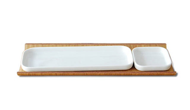 <strong>Tonfisk Design｜トンフィスクデザイン</strong>　「MAKU Gift Set」セット内容｜1 medium wood plate,ceramic dishes - 1 small,1 long、色｜ white、素材｜porcelain,oak wood、価格｜9500円