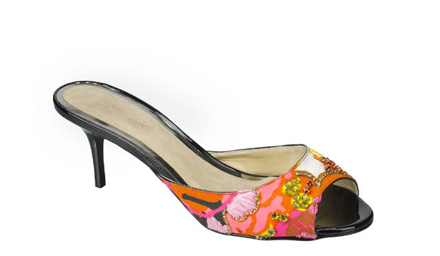 <strong>JIMMY CHOO│ジミー チュウ</strong>　ミュール「SOPHIA」 [H6.5cm] 9万4500円（JIMMY CHOO）