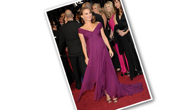 <strong>JIMMY CHOO│ジミー チュウ</strong>　アカデミー賞授賞式でナタリー・ポートマンが着用したのは「Macy」。今回、ゴールドのシマースエード・プラットフォームの「Greta」に変身して登場。　©Getty Image