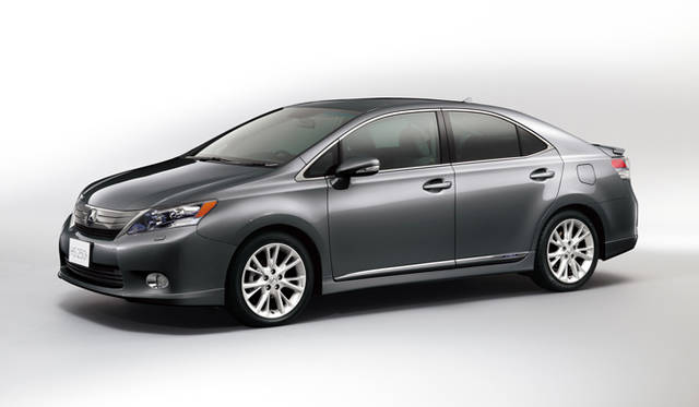 <strong>LEXUS HS250h｜レクサス HS250h </strong>　専用色「マーキュリーグレーマイカ」。