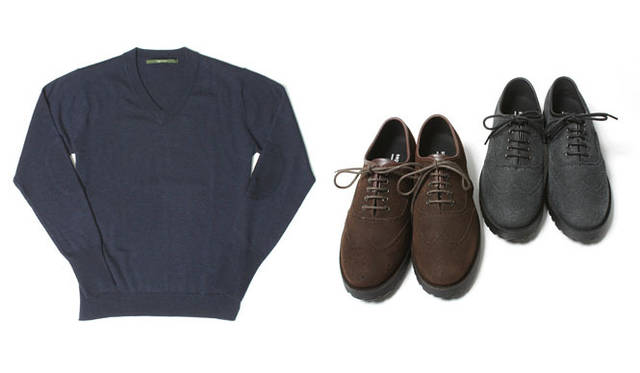 <strong>united arrows green label relaxing｜グリーンレーベル リラクシング</strong>　「sage de cret×GLR」　左／ウール Vネックセーター1万2600円（ミディアムグレー、ダークグレー、ネイビー）、右／PVC ウイングチップ1万3650円（ブラック、ダークグレー）