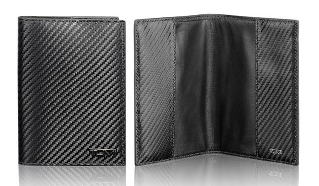 <strong>TUMI｜トゥミ</strong>　レザー・パスポート・ケース 1万2075円（限定15個）