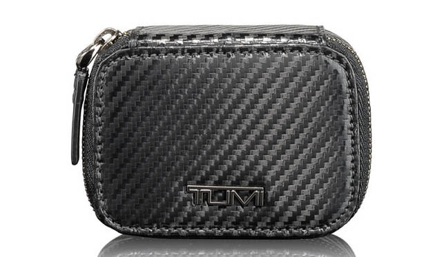 <strong>TUMI｜トゥミ</strong>　レザー・ジップ・ピルケース 1万4175円（限定10個）