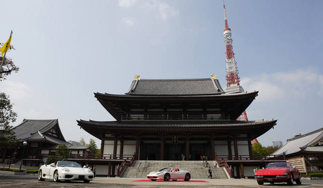 <strong>Ferrari 458 SPIDER│フェラーリ 458 スパイダー</strong>　発表会場に同時に展示されていた1972年型 デイトナ（写真右）、フェラーリ 360 スパイダー（写真左）。