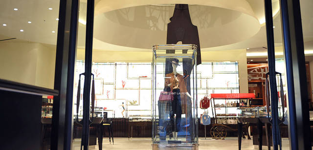 <strong>BARNEYS NEW YORK｜バーニーズ　ニューヨーク</strong>　バーニーズ　ニューヨーク福岡店　正面エントランスから1階へ。1階は、大人の男女が楽しめる上質なライフスタイルグッズを厳選