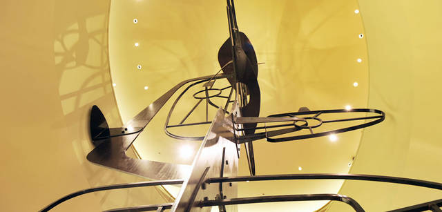 <strong>BARNEYS NEW YORK｜バーニーズ　ニューヨーク</strong>　バーニーズ　ニューヨーク福岡店　2階の吹き抜けに、ジョン＝ポール・フィリピがデザインしたスカルプチャーウォールがそびえる