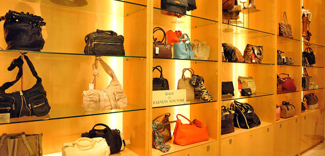 <strong>BARNEYS NEW YORK｜バーニーズ　ニューヨーク</strong>　バーニーズ　ニューヨーク福岡店　1階 ハンドバッグ・婦人雑貨。限定アイテムも豊富