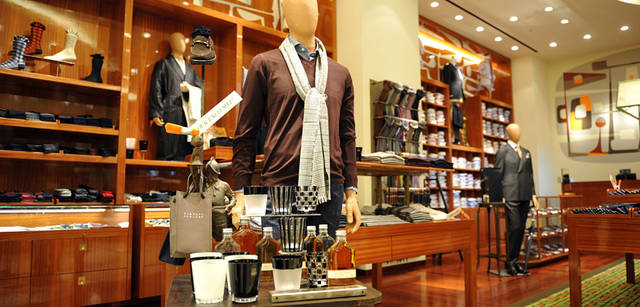 <strong>BARNEYS NEW YORK｜バーニーズ　ニューヨーク</strong>　バーニーズ　ニューヨーク福岡店　1階 紳士洋品・雑貨。ビジネスシーンに不可欠なアイテムが揃う