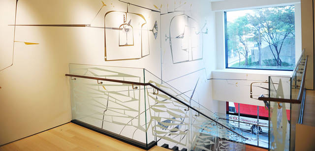 <strong>BARNEYS NEW YORK｜バーニーズ　ニューヨーク</strong>　バーニーズ　ニューヨーク福岡店　1階から2階へ。ジョン＝ポール・フィリピのデザインが楽しめる