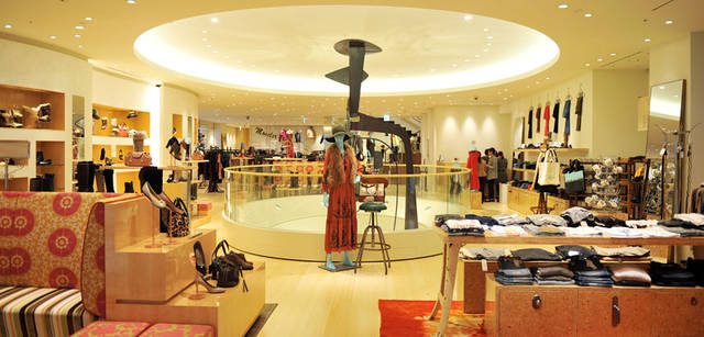 <strong>BARNEYS NEW YORK｜バーニーズ　ニューヨーク</strong>　バーニーズ　ニューヨーク福岡店　2階は、大人の女性のためのコンテンポラリーカジュアルウェアとシューズ、豊富なデニムが揃う