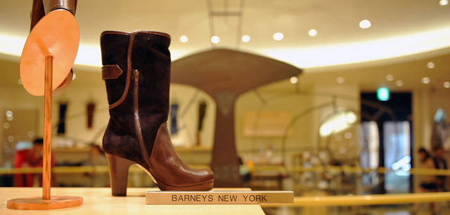 <strong>BARNEYS NEW YORK｜バーニーズ　ニューヨーク</strong>　バーニーズ　ニューヨーク福岡店　婦人靴では福岡店オープン記念の限定アイテムもあり
