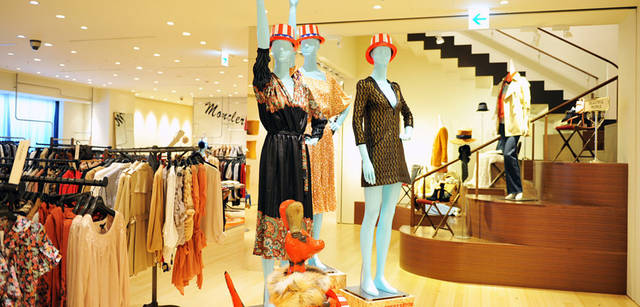 <strong>BARNEYS NEW YORK｜バーニーズ　ニューヨーク</strong>　バーニーズ　ニューヨーク福岡店　2階 婦人服。注目のニューカマーブランドや海外ブランドのディフュージョンラインなど、旬のカジュアルウェアが満載