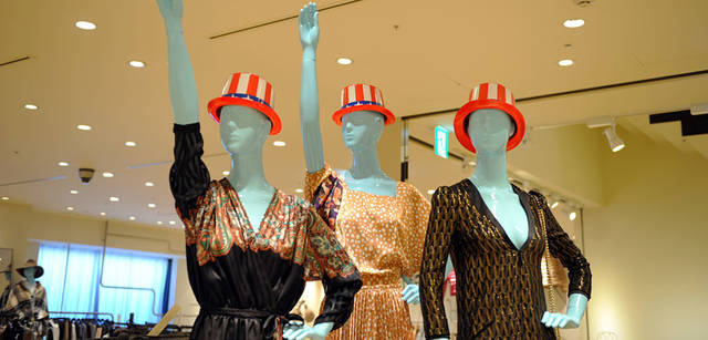 <strong>BARNEYS NEW YORK｜バーニーズ　ニューヨーク</strong>　バーニーズ　ニューヨーク福岡店　バーニーズ　ニューヨークらしいポップなディスプレイ