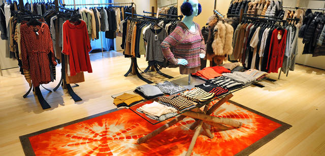 <strong>BARNEYS NEW YORK｜バーニーズ　ニューヨーク</strong>　バーニーズ　ニューヨーク福岡店　2階 婦人服エリアを美しく彩るタイダイのラグ