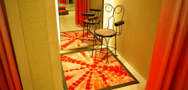 <strong>BARNEYS NEW YORK｜バーニーズ　ニューヨーク</strong>　バーニーズ　ニューヨーク福岡店　2階 フィッティングルーム