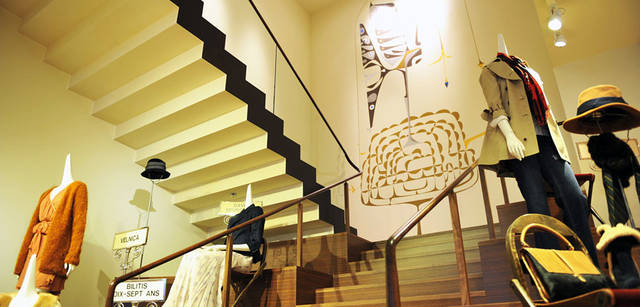 <strong>BARNEYS NEW YORK｜バーニーズ　ニューヨーク</strong>　バーニーズ　ニューヨーク福岡店　2階から3階へ。ここでもジョン＝ポール・フィリピのデザインと出会える