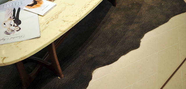 <strong>BARNEYS NEW YORK｜バーニーズ　ニューヨーク</strong>　バーニーズ　ニューヨーク福岡店　3階の床は、天然石（ビアンコ・ドマール）。最大限の狭角に挑戦したヘリンボーン柄の床の貼り分けとオーガニックな形状のラグのデザインに注目