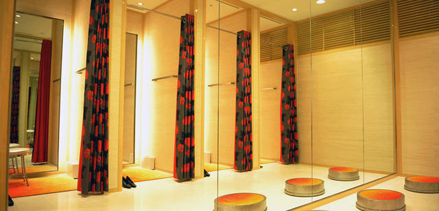 <strong>BARNEYS NEW YORK｜バーニーズ　ニューヨーク</strong>　バーニーズ　ニューヨーク福岡店　3階のフィッティングルーム