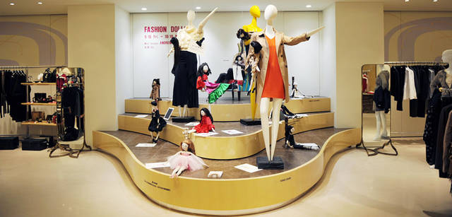 <strong>BARNEYS NEW YORK｜バーニーズ　ニューヨーク</strong>　バーニーズ　ニューヨーク福岡店　3階の中央にあるステージ