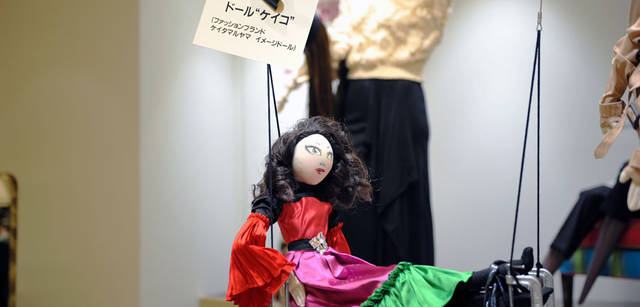 <strong>BARNEYS NEW YORK｜バーニーズ　ニューヨーク</strong>　バーニーズ　ニューヨーク福岡店　3階 オープニングイベントでは、アンドリュー・ヤンのドールを展示