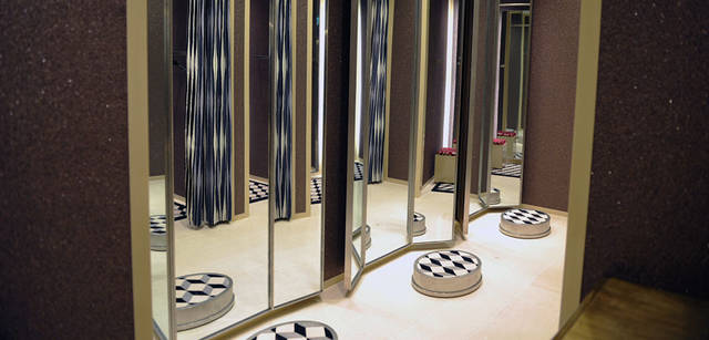 <strong>BARNEYS NEW YORK｜バーニーズ　ニューヨーク</strong>　バーニーズ　ニューヨーク福岡店　3階 デザイナーズエリアのフィッティングルーム