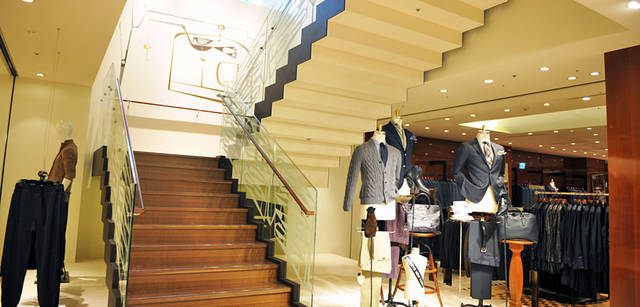 <strong>BARNEYS NEW YORK｜バーニーズ　ニューヨーク</strong>　バーニーズ　ニューヨーク福岡店　1階から地下1階へ。芳潤なメンズの世界