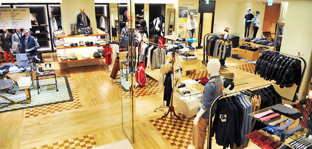 <strong>BARNEYS NEW YORK｜バーニーズ　ニューヨーク</strong>　バーニーズ　ニューヨーク福岡店　地下1階は、メンズのオンからオフまで、上質なアイテムと着こなしが揃うフロア