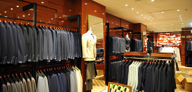 <strong>BARNEYS NEW YORK｜バーニーズ　ニューヨーク</strong>　バーニーズ　ニューヨーク福岡店　地下1階 スーツエリアには、イタリアの著名テーラーからバーニーズ　ニューヨークオリジナルまで一堂に揃う