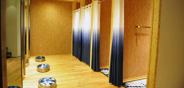 <strong>BARNEYS NEW YORK｜バーニーズ　ニューヨーク</strong>　バーニーズ　ニューヨーク福岡店　地下1階 メンズデザイナーズ、コンテンポラリーカジュアル フィッティングルーム