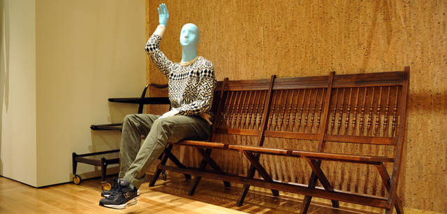 <strong>BARNEYS NEW YORK｜バーニーズ　ニューヨーク</strong>　バーニーズ　ニューヨーク福岡店　地下1階 メンズデザイナーズ、コンテンポラリーカジュアルのフィッティングルーム脇のディスプレイ