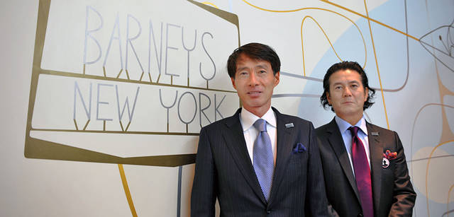 <strong>BARNEYS NEW YORK｜バーニーズ　ニューヨーク</strong>　バーニーズ　ニューヨーク福岡店　左／バーニーズ　ジャパン代表取締役社長 中村直樹氏、右／バーニーズ　ニューヨーク福岡店 店長 渡邉裕康氏