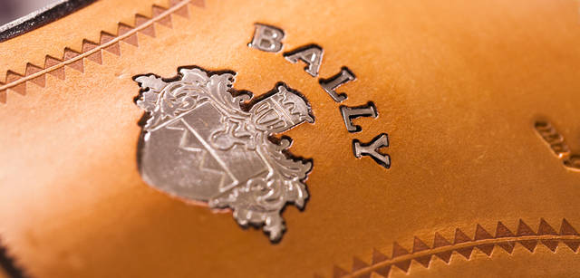 <strong>BALLY｜バリー</strong>　メイド・トゥ・オーダーの証でもある、メタルのクレストが靴底に埋め込まれてい る。