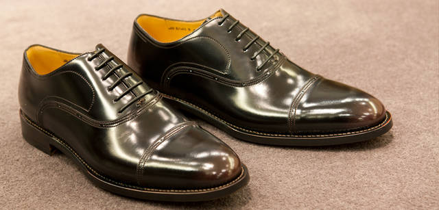 <strong>BALLY｜バリー</strong>　サイズサンプルで履き心地をチェックする。