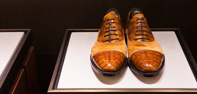 <strong>BALLY｜バリー</strong>　今シーズンからはコンビ素材もオーダーできるようになり、選べる幅がさらに広 がった。