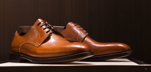 <strong>BALLY｜バリー</strong>　根強い人気の定番ダービー。プレーンなシューズもお好きなカラーでオーダーが可能。