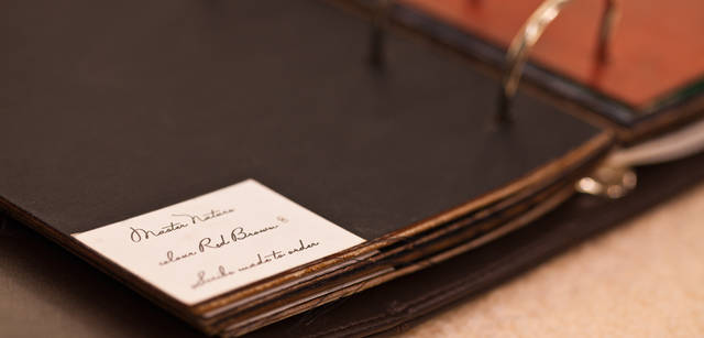 <strong>BALLY｜バリー</strong>　カラーや素材の見本帳。ここにないカラーも、チップを持参すればオーダーができるので嬉しい。